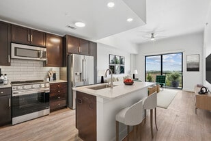 Memorial Hills in Houston, TX - Building Photo