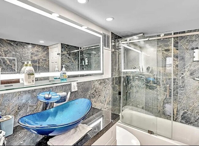 2450 NE 135th St in North Miami, FL - Building Photo - Building Photo