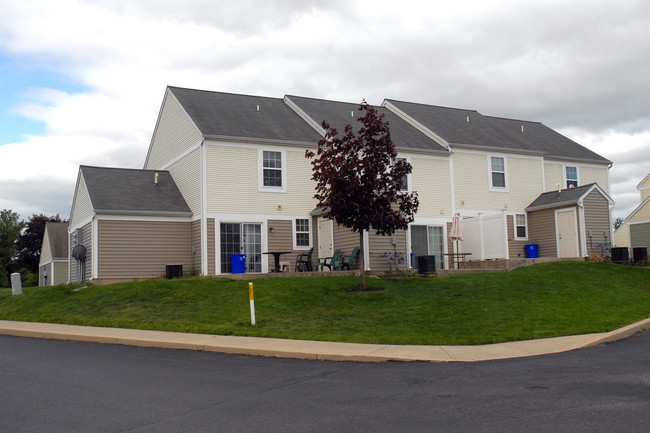 Village Court in Dover, PA - Foto de edificio - Building Photo