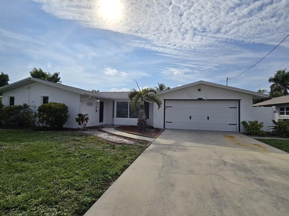 4443 N Pacific Cir in North Fort Myers, FL - Building Photo