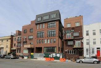 153 Lorimer St in Brooklyn, NY - Foto de edificio - Building Photo