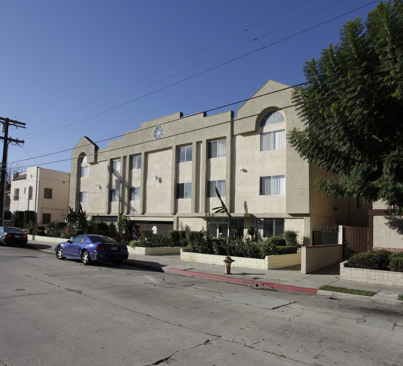 525 N Madison Ave in Los Angeles, CA - Building Photo