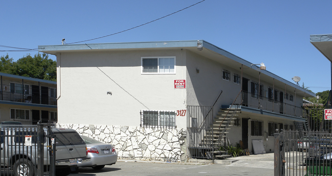 3127 Pleitner Ave in Oakland, CA - Building Photo