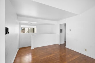 10475 Newhome Ave in Sunland, CA - Foto de edificio - Building Photo