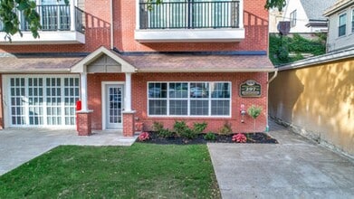 297 West Utica Apartments 2B/2B Luxury Apts w/ Secure/Covered Garage Option In the Heart of the E... in Buffalo, NY - Foto de edificio - Building Photo