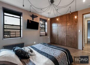 19-53-53 79th St in Queens, NY - Foto de edificio - Building Photo