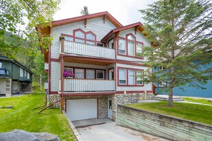 410 Beaver St in Banff, AB - Building Photo
