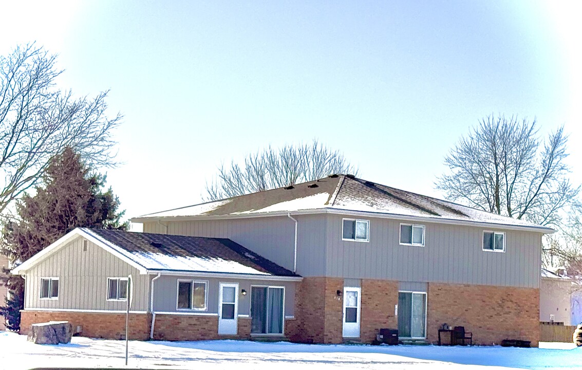 102 W Countryside Pky, Unit A in Yorkville, IL - Building Photo