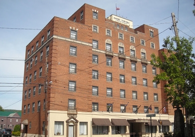 Emery Towers in Bradford, PA - Foto de edificio