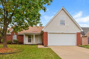 1813 Cherry Creek Dr in Southaven, MS - Building Photo