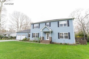 9 Dayton Ave in East Hampton, NY - Building Photo
