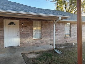 125-165 12th Street SE Unit in Paris, TX - Building Photo