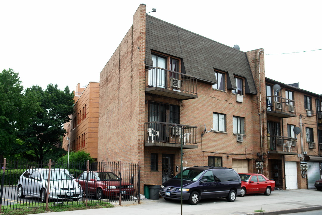 3037 Linden Pl in Flushing, NY - Building Photo