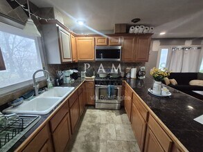 1422 W Maplewood Ct in Milwaukee, WI - Building Photo - Building Photo