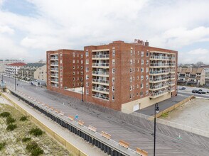 Lafayette Terrace in Long Beach, NY - Building Photo - Building Photo
