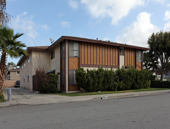 9541 Oak St in Bellflower, CA - Building Photo - Building Photo