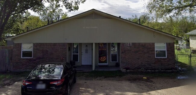 126 Oak Hill Dr in Joshua, TX - Foto de edificio - Building Photo