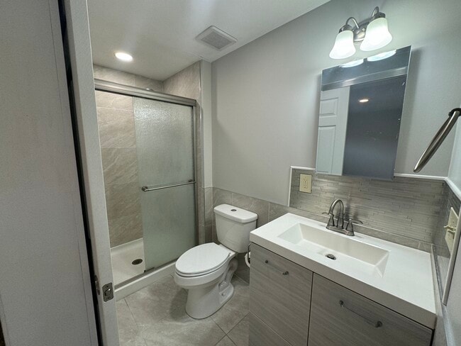 72 Bannard Ave, Unit upper in Tonawanda, NY - Foto de edificio - Building Photo