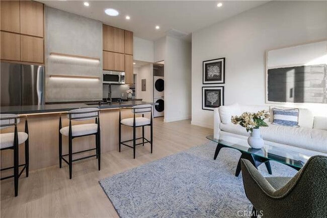 18852 Collins St in Los Angeles, CA - Building Photo - Building Photo