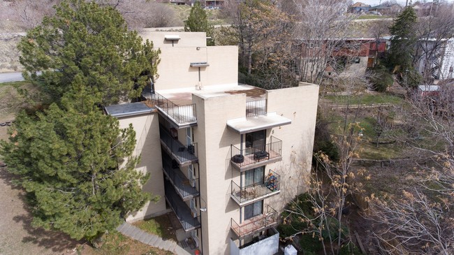 Darwin Gardens Apartments in Salt Lake City, UT - Foto de edificio - Building Photo