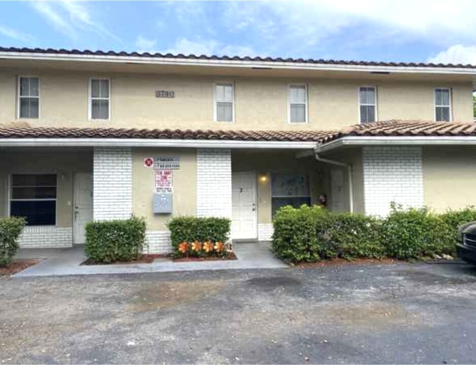 3740 Riverside Dr in Coral Springs, FL - Foto de edificio