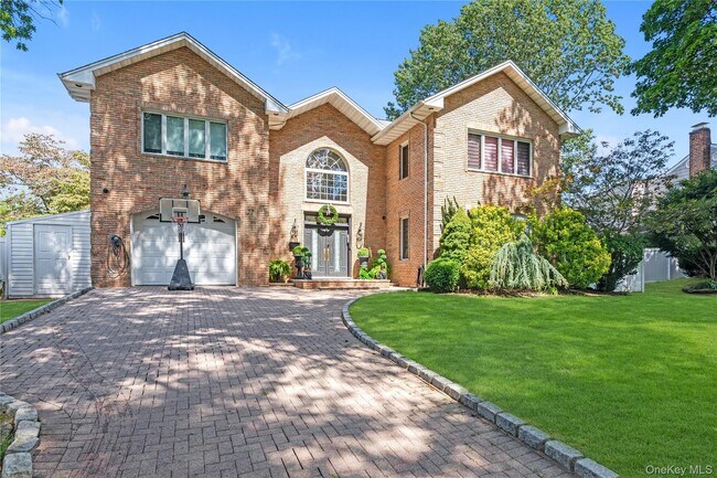 27 Circle Dr in Roslyn Heights, NY - Building Photo - Building Photo