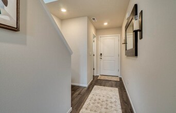 1102 NW Larson Dr in La Center, WA - Building Photo - Building Photo