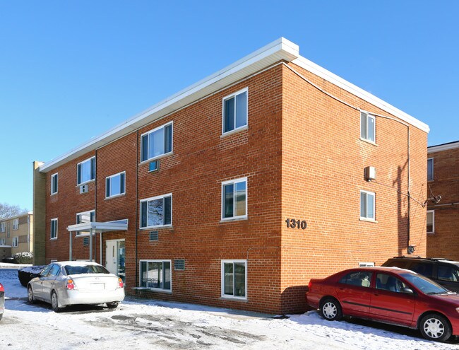1310 E Roosevelt Rd