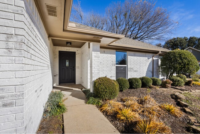 property at 170 N Meadowbrook Dr