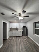 7724 Brettonwood Dr, Unit 2 in Tampa, FL - Building Photo