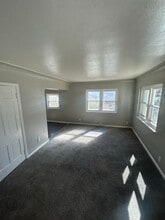 4902 Burnham Ave in Toledo, OH - Foto de edificio - Building Photo
