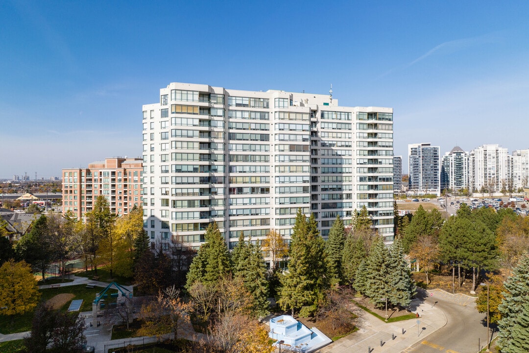 Royal Promenade in Vaughan, ON - Building Photo