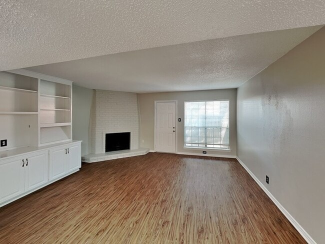 931 Roaring Springs Rd in Fort Worth, TX - Building Photo - Building Photo