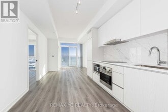 28 Interchange Wy in Vaughan, ON - Building Photo - Building Photo