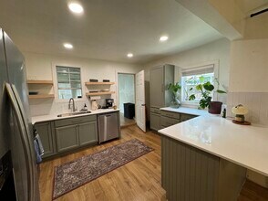 807 S Van Buren Ave in Dallas, TX - Building Photo - Building Photo