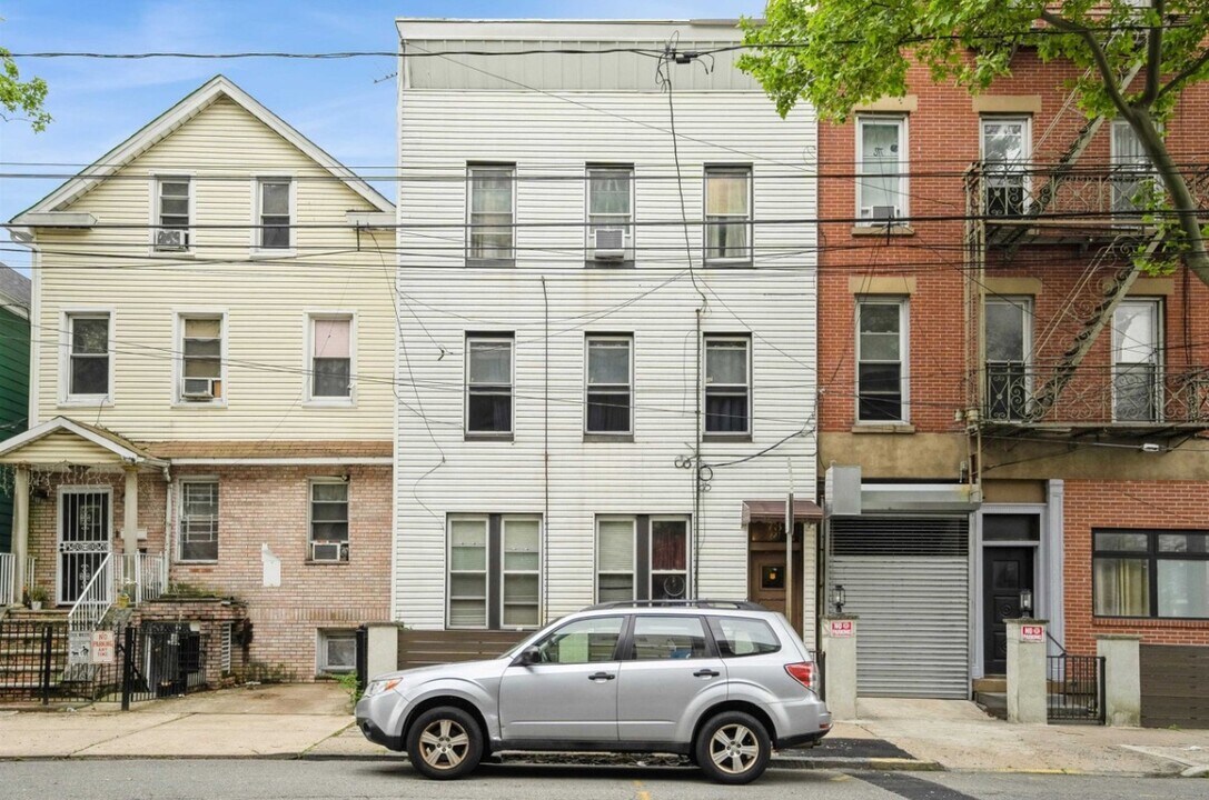 73 Laidlaw Ave, Unit 2 in Jersey City, NJ - Building Photo