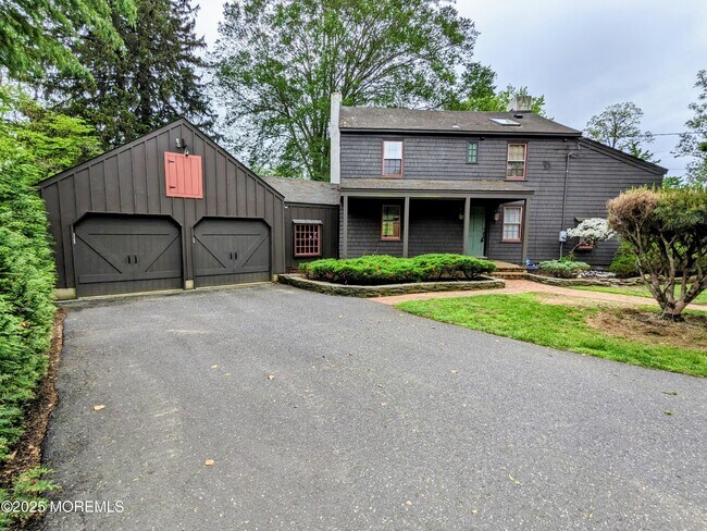 property at 16 E Larchmont Dr