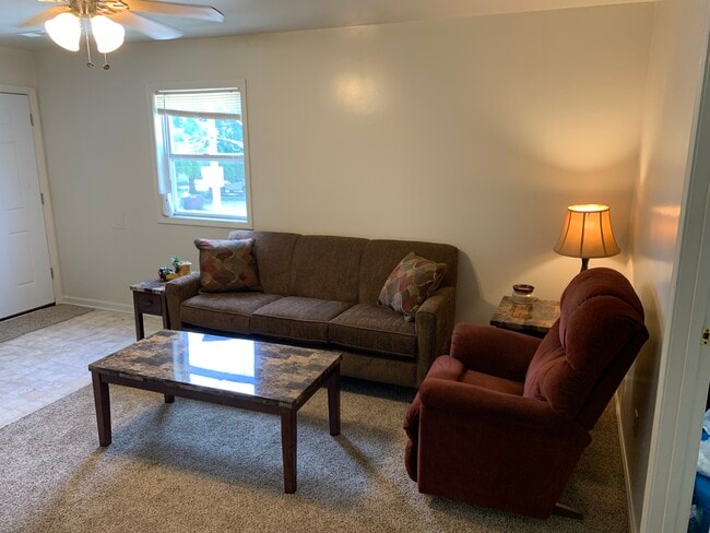 311 Pierce Ave, Unit 311 in Charleston, IL - Foto de edificio - Building Photo