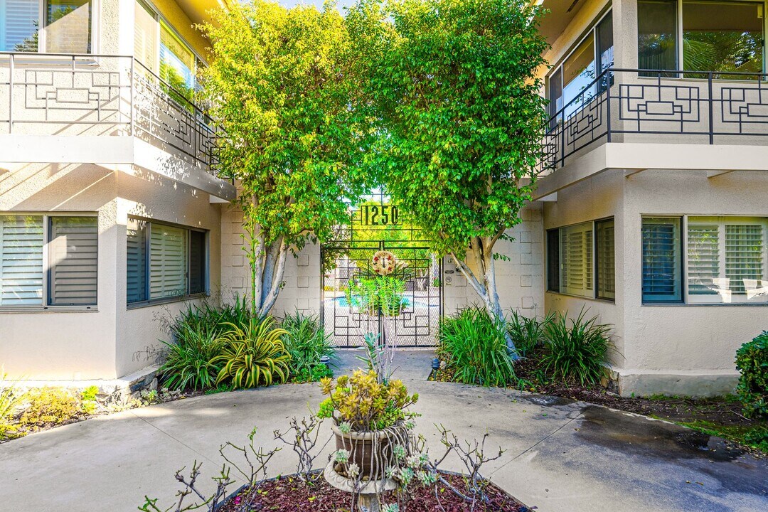 1250 S Orange Grove Blvd in Pasadena, CA - Building Photo