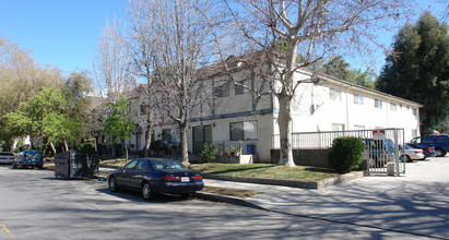 Lennox Court Townhouses in Van Nuys, CA - Building Photo - Building Photo