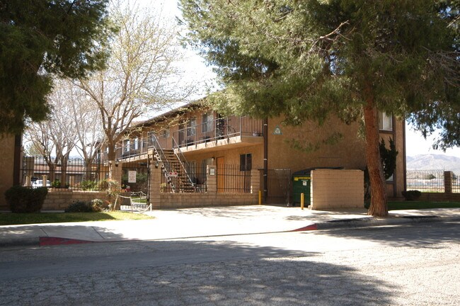 518-524 E Avenue Q-12 in Palmdale, CA - Foto de edificio - Building Photo