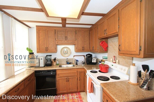 1028 Hollywood Ave in Oakland, CA - Building Photo - Building Photo