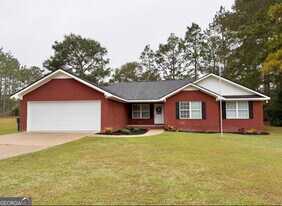 206 Willow Dr in Glennville, GA - Building Photo