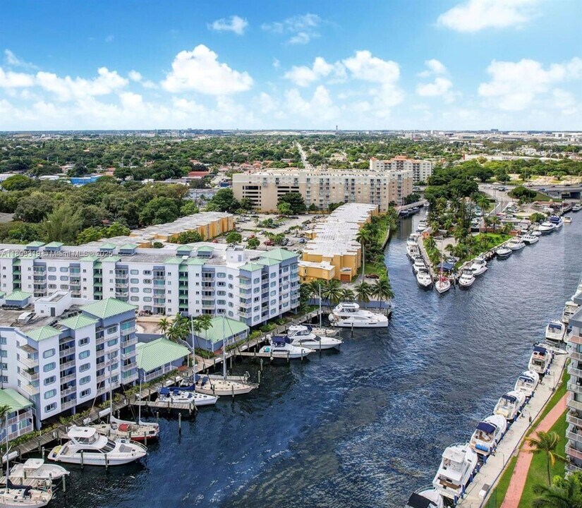 2415 NW 16th St Rd in Miami, FL - Building Photo