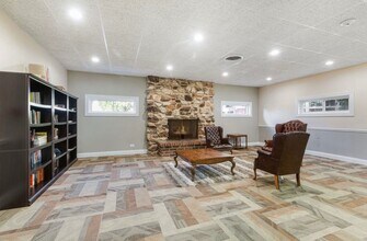 450 Plum Creek Dr, Unit 410 in Wheeling, IL - Foto de edificio - Building Photo