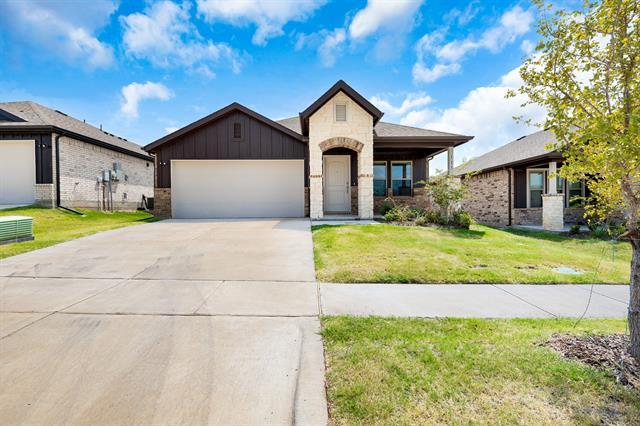 218 Knoll Pines Drive in Terrell, TX - Building Photo