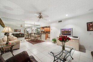 417 Pine Glen Ln, Unit D-2 in Greenacres, FL - Building Photo