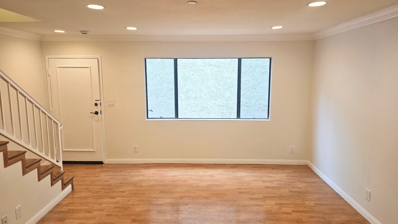 1043 Thompson Ave in Glendale, CA - Building Photo