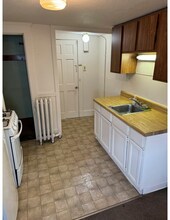 215 Main St in Barnstable, MA - Foto de edificio - Building Photo