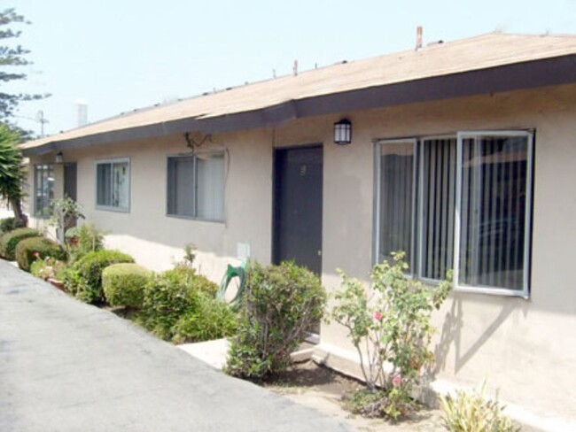 14912-18 Halldale Ave. in Gardena, CA - Foto de edificio - Building Photo